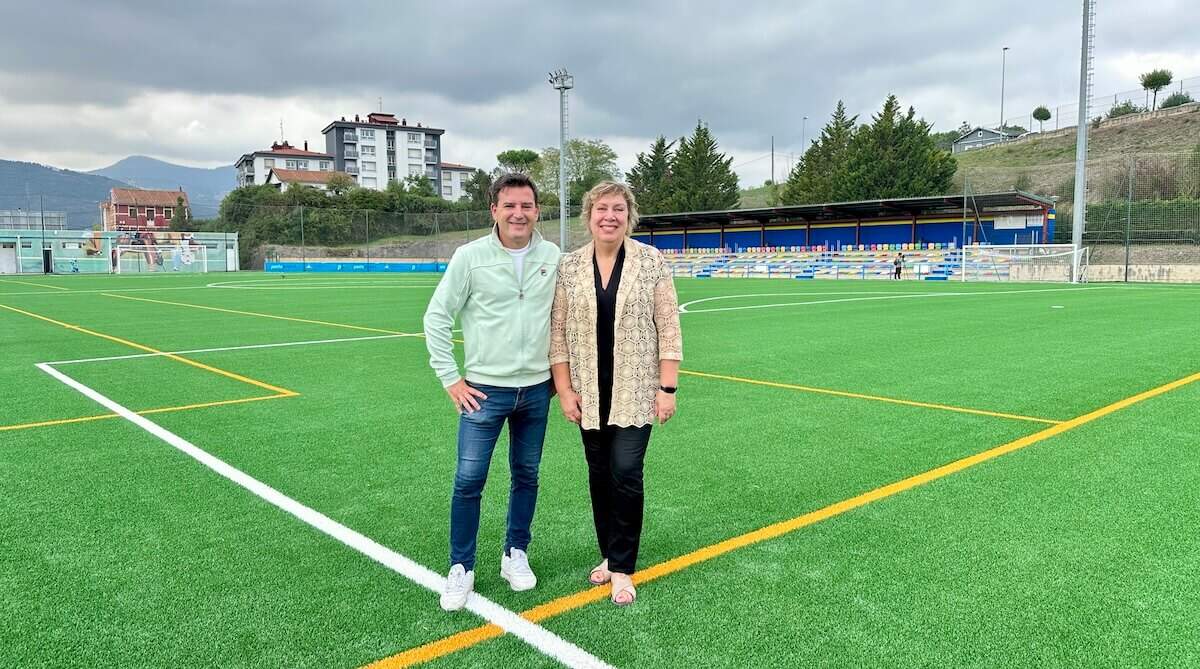 Los Llanos futbol zelaiak belar artifizial berria estreinatu du · enportugalete.com